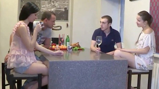 Две русских пары решили поменяться женами во время скромного ужина