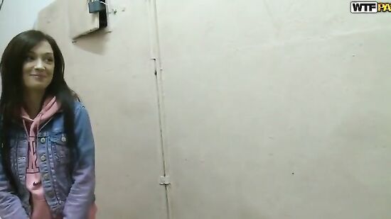 Няшная девочка с удовольствием поднимается к парню на сьемную квартиру ради нежного секса