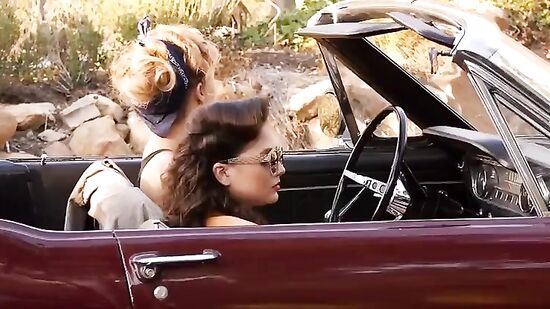 Деревенские подруги шикарно провели время вылизывая друг другу под под палящим солнцем Техасса