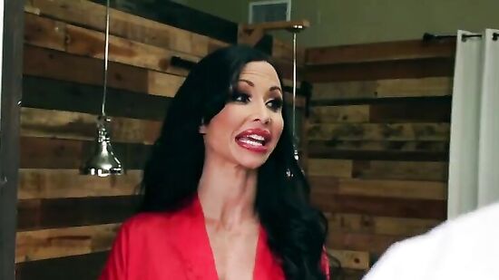 Зрелая мамка поставила двух массажистов под каблук и заставила выебать себя в обе дырки