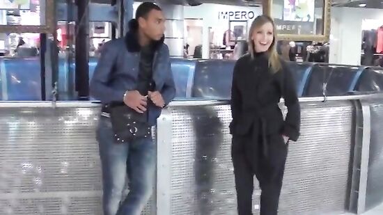 Пикапеп угостил девшку в кафе, немного пообщался и развел на секс прямо в туалете