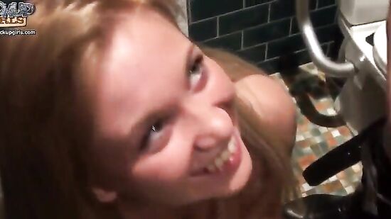 Питерские пикаперы уговорили Олечку провести с ними время и немного потрахаться