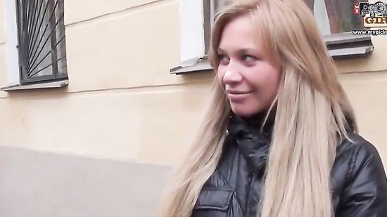 Питерские пикаперы уговорили Олечку провести с ними время и немного потрахаться