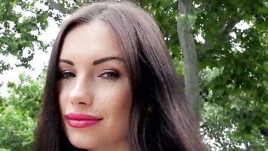 Подцепил реально красивую девушку в Праге и уговорил на наглую еблю прямо в парке