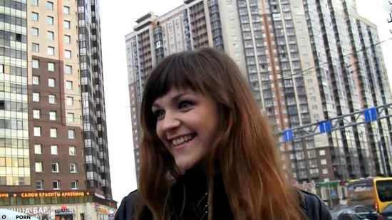 Парни цепляют беспардонную городскую малышку и разводят на секс за пару сотен евриков