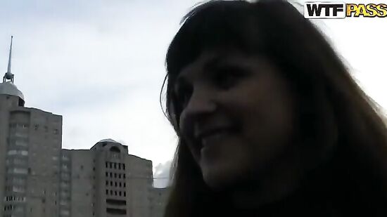 Парни цепляют беспардонную городскую малышку и разводят на секс за пару сотен евриков