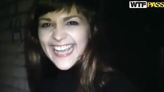 Парни цепляют беспардонную городскую малышку и разводят на секс за пару сотен евриков