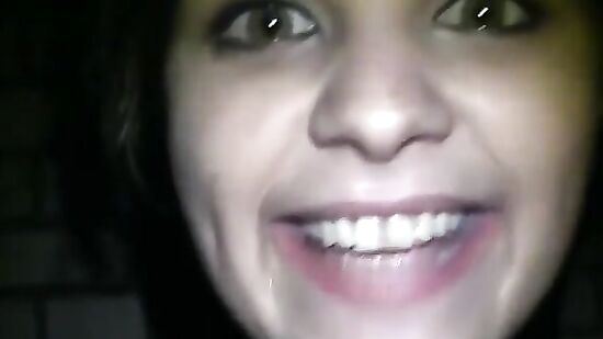 Парни цепляют беспардонную городскую малышку и разводят на секс за пару сотен евриков