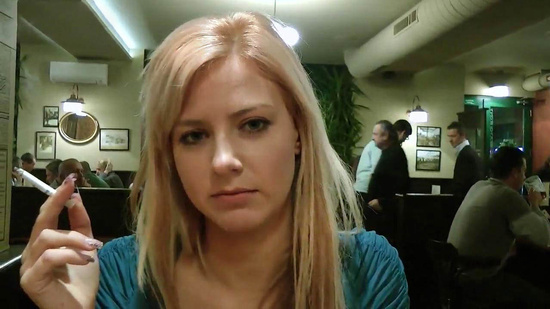 Пражская блондинка познакомилась и сходила на кофе с незнакомцем, а потом дала выебать себя в туалете