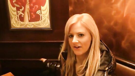 Пражская блондинка познакомилась и сходила на кофе с незнакомцем, а потом дала выебать себя в туалете