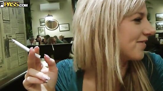 Пражская блондинка познакомилась и сходила на кофе с незнакомцем, а потом дала выебать себя в туалете