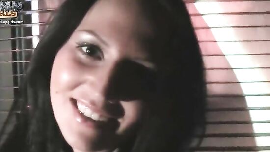 Русская студентка настолько нуждается в деньгах что готова давать пикаперам за деньги