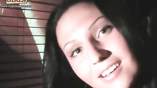 Русская студентка настолько нуждается в деньгах что готова давать пикаперам за деньги