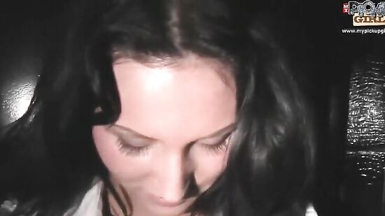 Русская студентка настолько нуждается в деньгах что готова давать пикаперам за деньги