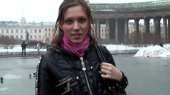 Простая русская девушка ответила на все вопроси пикаперов, сходила сними на чай и дала в туалете за 100 баксов