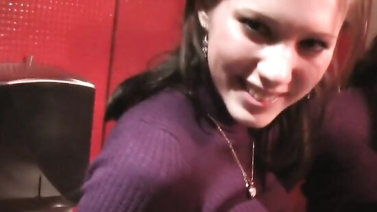 Простая русская девушка ответила на все вопроси пикаперов, сходила сними на чай и дала в туалете за 100 баксов