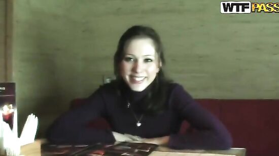 Простая русская девушка ответила на все вопроси пикаперов, сходила сними на чай и дала в туалете за 100 баксов