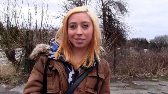 Не очень красивая студентка повелась на пикапера и на его деньги поэтому дала ему в подьезде