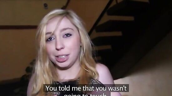 Не очень красивая студентка повелась на пикапера и на его деньги поэтому дала ему в подьезде