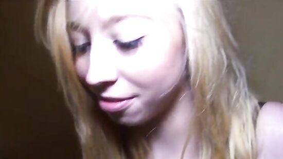 Не очень красивая студентка повелась на пикапера и на его деньги поэтому дала ему в подьезде