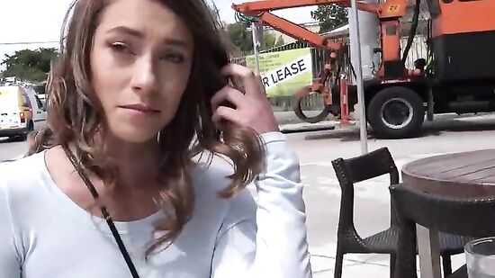 Парень срывает симпатичную девушку в местной кафешке и слегкостью вламывает на секс