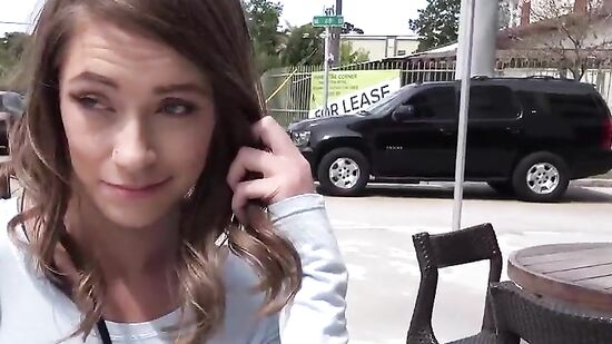 Парень срывает симпатичную девушку в местной кафешке и слегкостью вламывает на секс