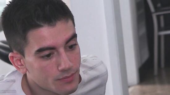 Молодой парень заехал в большую и сочную сраку опытной мамки и был оттрахан как пидор