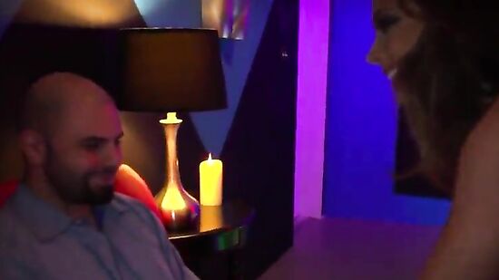 Шанель исполняет приватный стриптиз для клиента и трахается с ним за отдельную плату