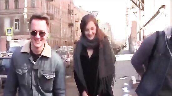 Парни познакомились с высокой и легкодоступной девушкой в Питербурге и повели трахаться в сауну