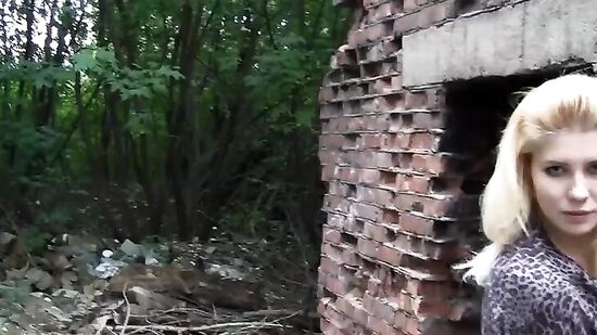 Катюша показала пикаперам сиськи за 100 баксов и дала выебать себя в жопу прямо на улице