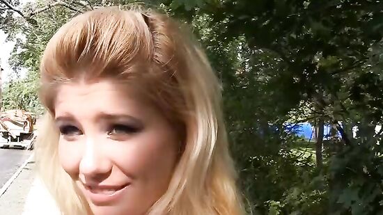 Катюша показала пикаперам сиськи за 100 баксов и дала выебать себя в жопу прямо на улице