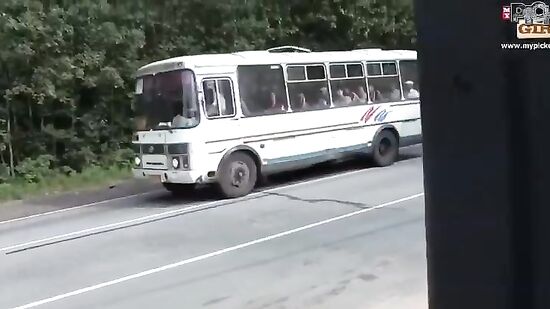 Русские пацаны познакомились с симпотной девушкой прямо на остановке и легко развели на секс