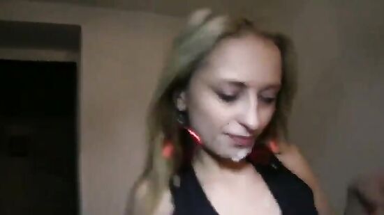 Чешская девушка взяла деньги от незнакомца и приняла предложение пойти потрахаться к нему домой