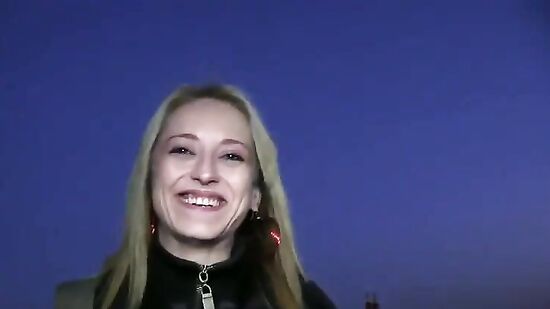 Чешская девушка взяла деньги от незнакомца и приняла предложение пойти потрахаться к нему домой