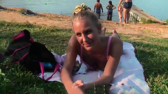 Одинокая девушка пришла позагорать на пляж и сразу же попалась на крючек опытных пикаперов