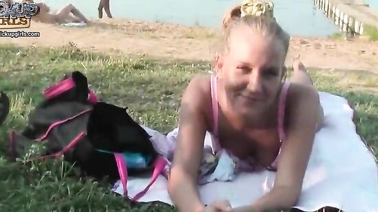 Одинокая девушка пришла позагорать на пляж и сразу же попалась на крючек опытных пикаперов