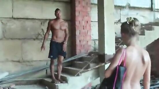 Одинокая девушка пришла позагорать на пляж и сразу же попалась на крючек опытных пикаперов