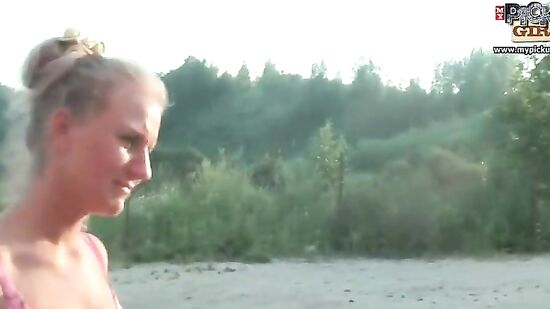 Одинокая девушка пришла позагорать на пляж и сразу же попалась на крючек опытных пикаперов