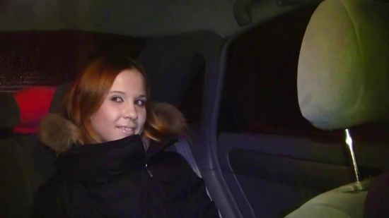 На улице было холодно и девушка согласилась на то чтоб парни подвезли её и согрели