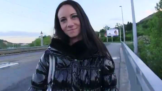 Познакомился с чешской девушкой, и после недолгого разговора дал ей в рот и трахнул в салоне автомобиля