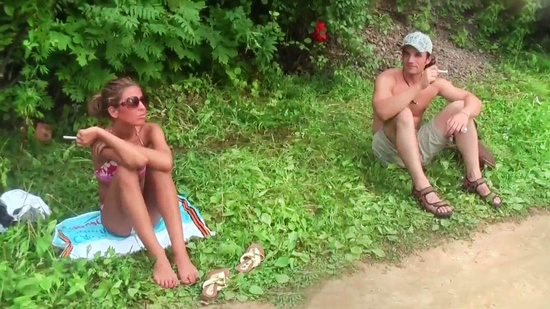 Пикаперы познакомились с девушкой - дали ей прикурить и развели на секс в кустах