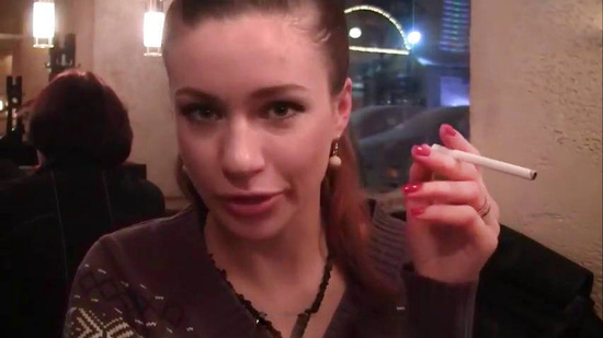 Курящая шкура согласилась поебаться за 1000 евро прямо в туалете ресторана