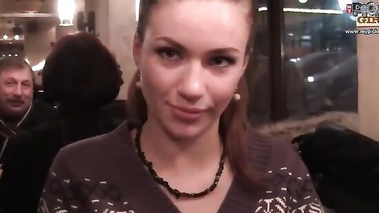 Курящая шкура согласилась поебаться за 1000 евро прямо в туалете ресторана