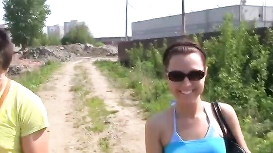 Русские пикаперы везут девушку трахаться на речку в жаркую летнюю погоду