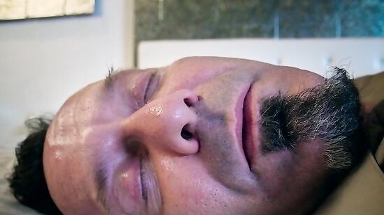 Заведенная жена решила трахнуть молодого официанта из отеля пока пьяный муж спит как убитый