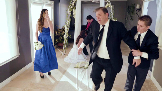 Бедный муж чуть не получил инфаркт когда увидел как его жена сосет другому прямо на свадьбе