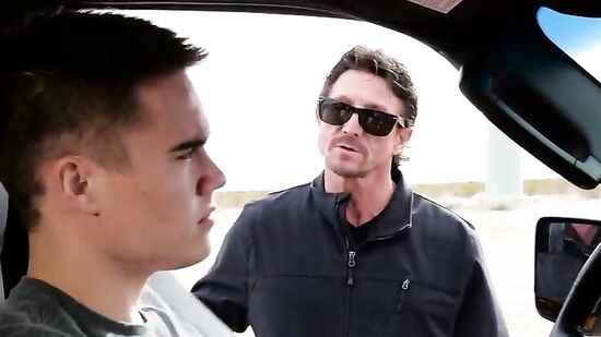 Американский коп сладко вылизывает чужой жене сочную дырочку пока она общается с мужем