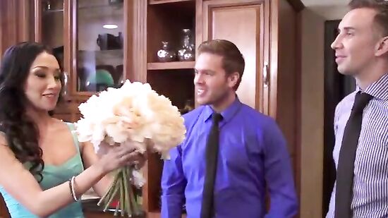 Сотрудник пришел в гости к своему боссу и безсовестно выебал его жену прямо на кухне