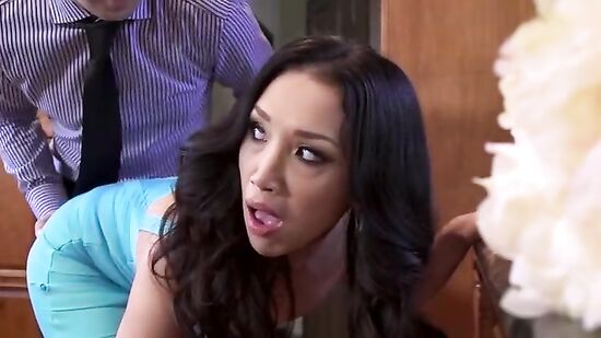 Сотрудник пришел в гости к своему боссу и безсовестно выебал его жену прямо на кухне