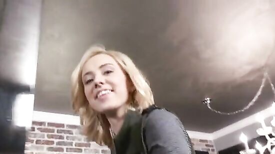 Брюнетка научилась наслаждаться жизнью и ловить кайф в каждом моменте